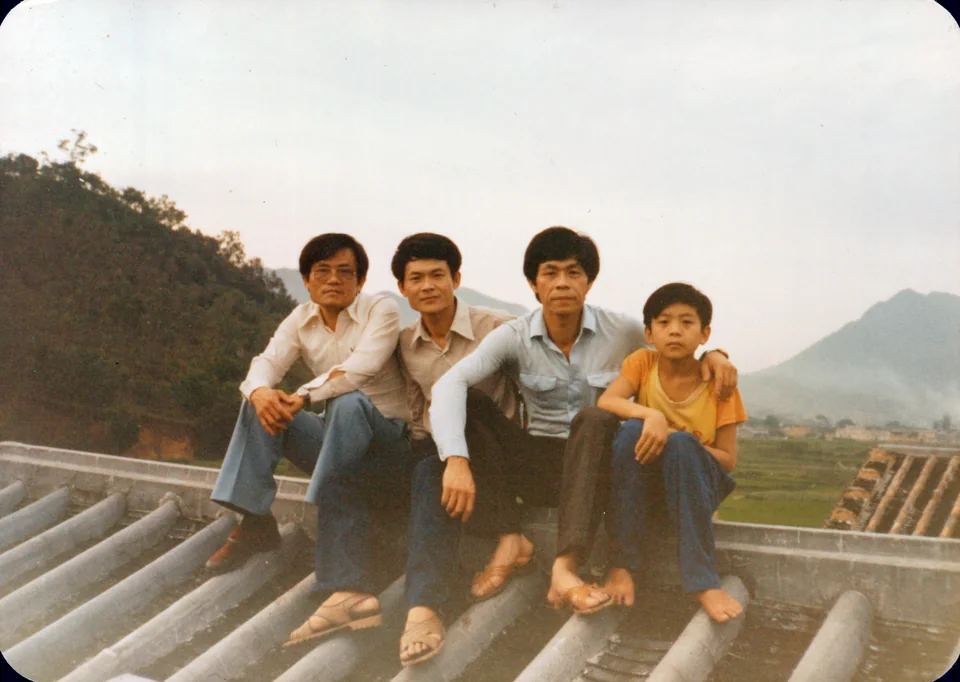 On a rooftop, 1985: David, his tenth brother Jacob, his ninth brother, and a young relative the family believes is a nephew. Identified by Angell.