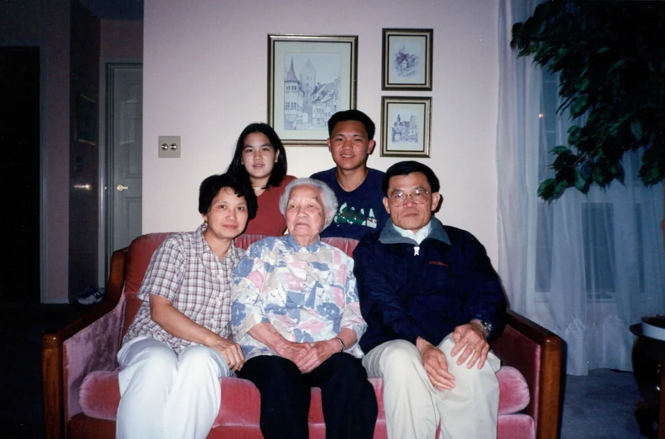 The family in 1997: Esther, her mother and David seated; Sunny and Angell standing behind. Identified by Angell.