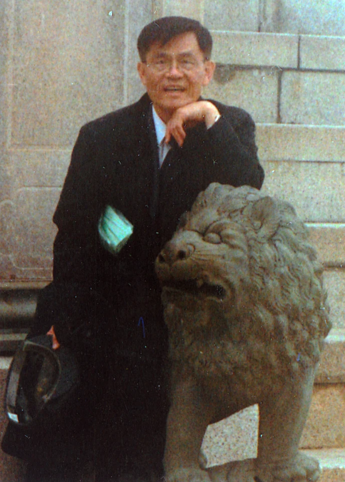 David back at the same stone lion in Xiamen, about 2000–2003. Esther recalls that he returned during a mission trip to China.